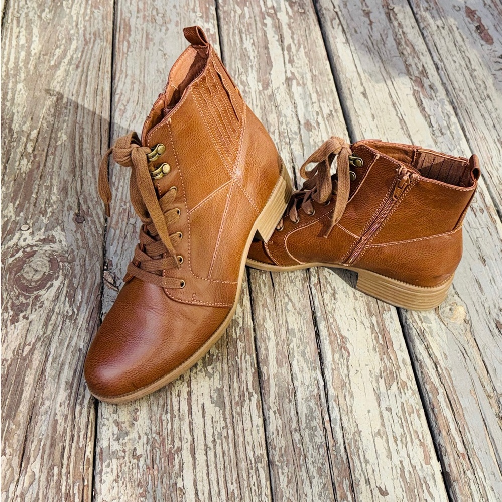 FRYE AND CO. Brown Lace Up Boots with Distressed Finish